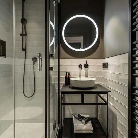 The Adams - Self Check In Otel